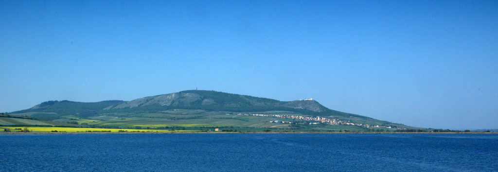 Pohled na Pavlovské vrchy z přehradní hráze v. n. Nové Mlýny.