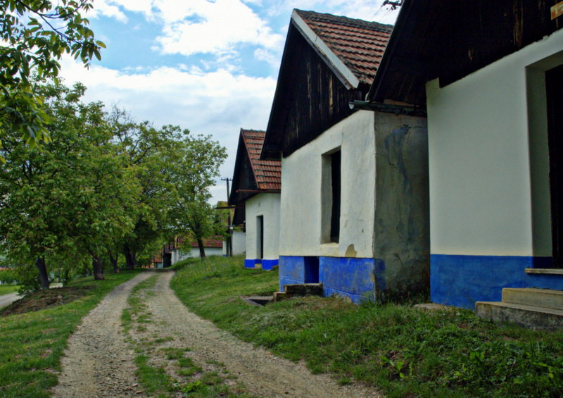 Památková rezervace Vlčnovské búdy leží na již. svahu vrcholu Myšince (353 m).