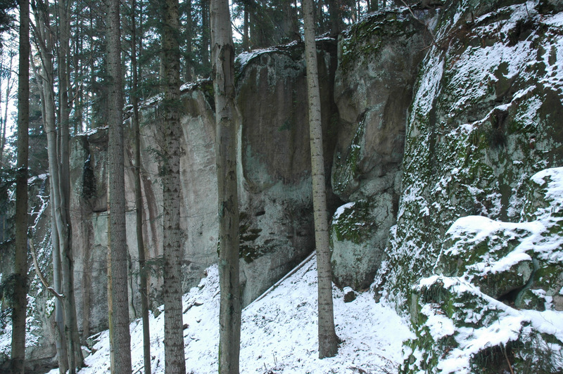 Skalní mrazový srub pod vrcholem Hradiska.