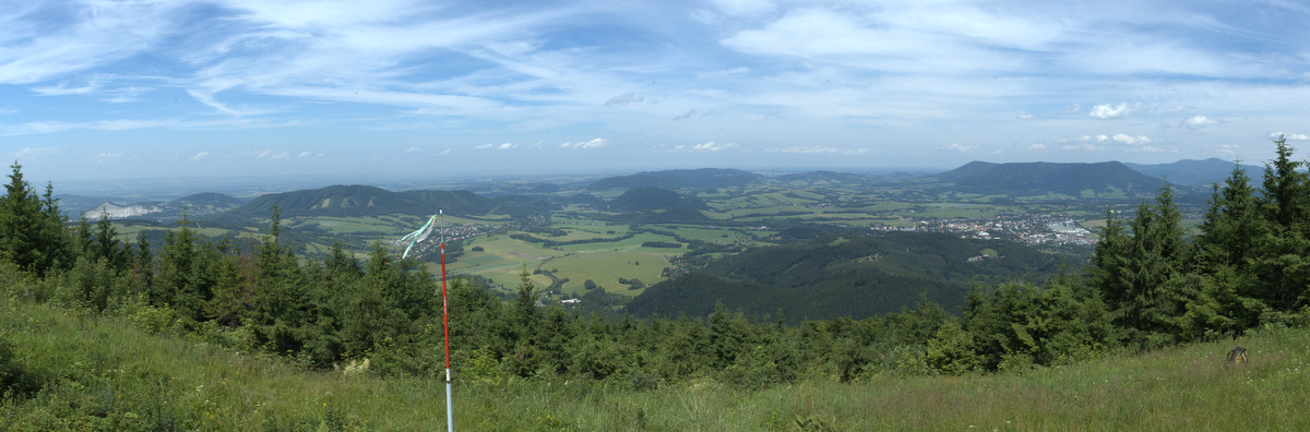 Panoramatický pohled na střední část Podbeskydské pahorkatiny. Vpravo nejvyšší vrchol Skalka (964 m) v masívu Ondřejníku.