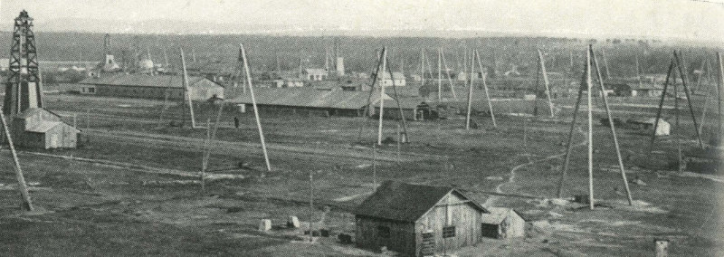 Panorama dolů na Nesytu s těžebními trojnožkami a strojními vrtnými soupravami, 20. léta