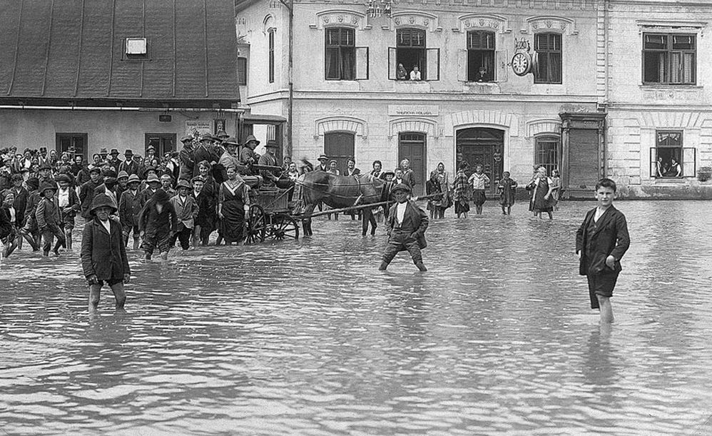 Povodeň ve Vsetíně v roce 1919, dolní náměstí (zdroj: http://www.priroda-valasska.cz/cz/4-priroda-valasska/17-klimatologie.html)