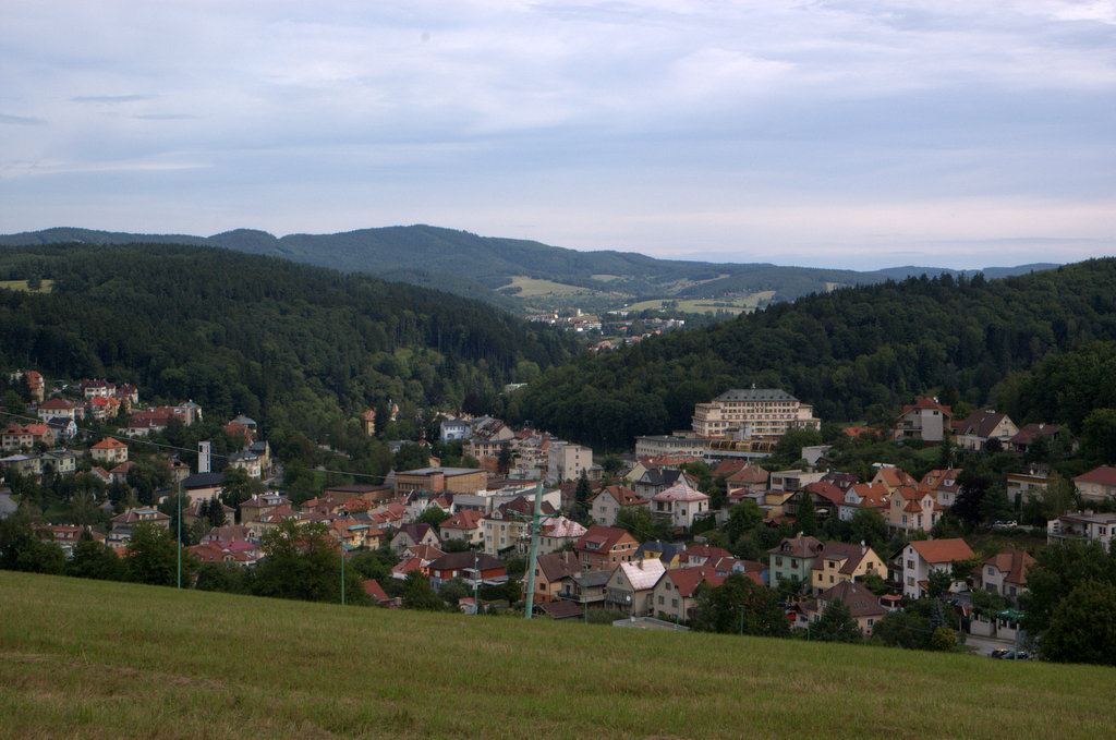 Lázně Luhačovice jsou položeny v úzkém údolí mezi Velkou a Malou Kamennou.