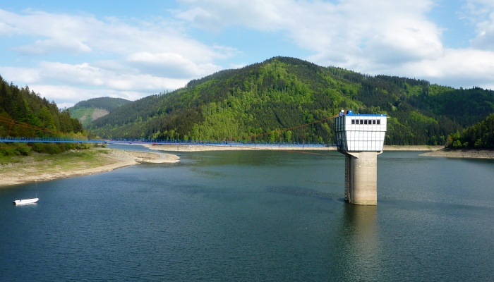 Pohled na odběrnou věž údolní přehrady Šance (zdroj: https://www.poznavejtebeskydy.cz/49-hraz-prehrady-sance-pro-turisty-uzavrena-do-roku-2018)