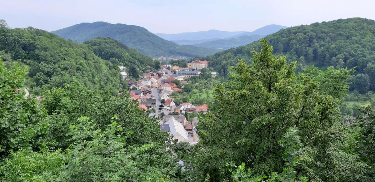 Pohled na městečko Štramberk ze Štramberské trúby. Vlevo vrch Kotouč (511 m).